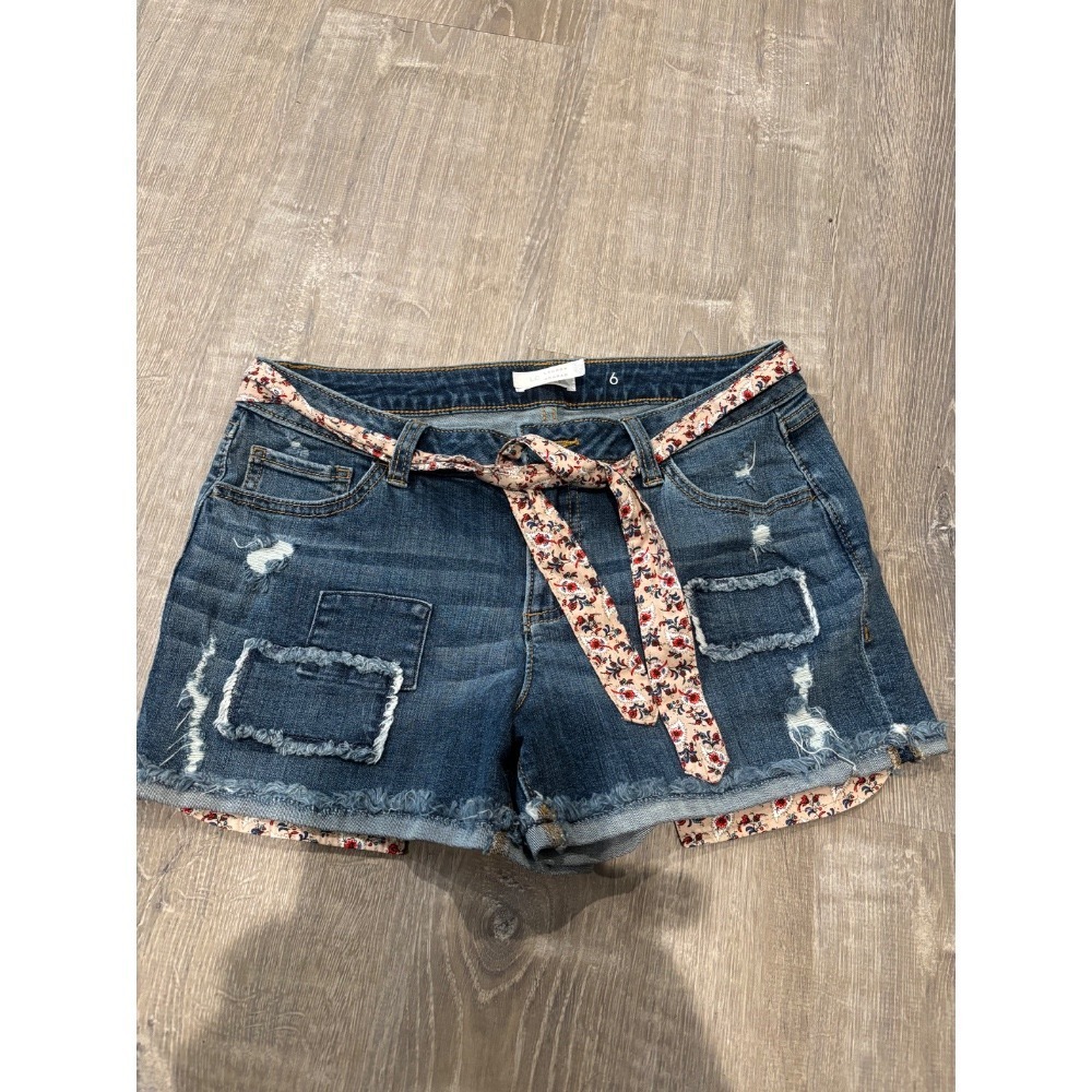 Lauren Conrad Denim Shorts Distressed Raw Hem Floral Belt‎ Size 6